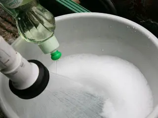 水で薄めた中性洗剤で拭き取る