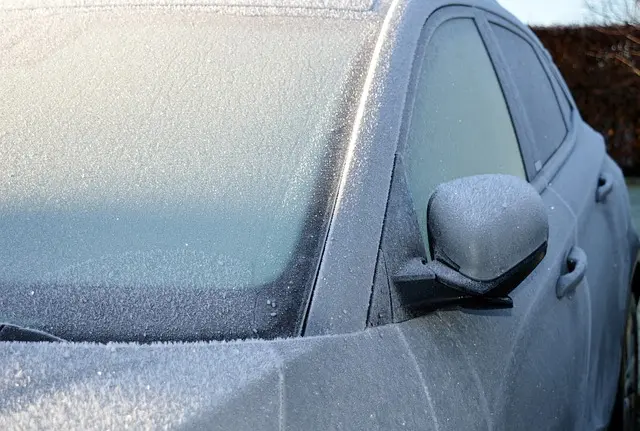 凍り付いた車のフロントガラス